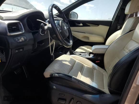 2017 Kia Sorento SXL z VIN 5XYPK4A51HG193730, wystawiony jako Copart lot #54797295 z przebiegiem 331 346 mil mil oraz Szkoda całkowita • Salvage title. Historia ofert i sprzedaży dostępna na DreamBid. Obrazek 7.