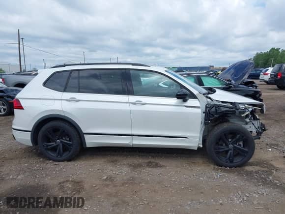 2024 Volkswagen Tiguan SE R-Line Black с VIN 3VV8B7AX3RM111526, выставлен на аукционе IAAI как лот 42524100 с пробегом 7 280 миль миль и . История ставок и продаж доступна на DreamBid. Изображение 14.