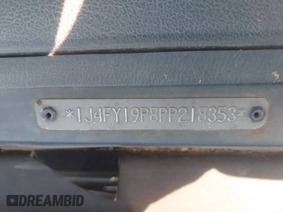 1993 Jeep Wrangler S z VIN 1J4FY19P8PP218353, wystawiony jako IAAI lot #43185852 z przebiegiem 140 622 mil mil oraz . Historia ofert i sprzedaży dostępna na DreamBid. Obrazek 9.