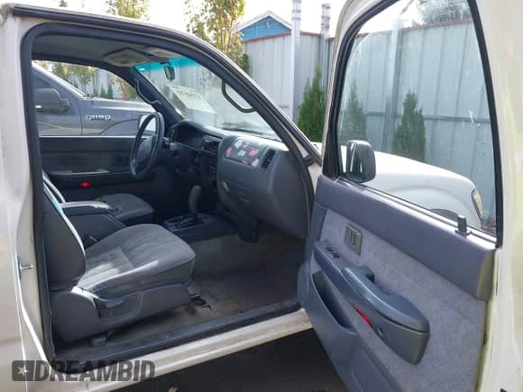 2000 Toyota Tacoma PreRunner z VIN 4TASN92N1YZ654211, wystawiony jako IAAI lot #43348751 z przebiegiem 278 908 mil mil oraz . Historia ofert i sprzedaży dostępna na DreamBid. Obrazek 5.