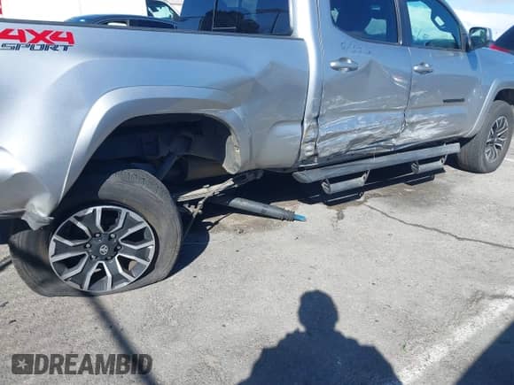 2022 Toyota Tacoma SR5 z VIN 3TMDZ5BN6NM122590, wystawiony jako IAAI lot #41714578 z przebiegiem 56 472 mil mil oraz . Historia ofert i sprzedaży dostępna na DreamBid. Obrazek 6.