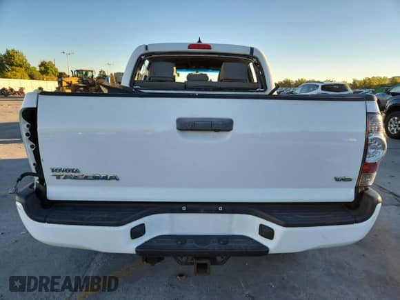 2014 Toyota Tacoma z VIN 3TMLU4EN4EM158794, wystawiony jako Copart lot #84960685 z przebiegiem 103 030 mil mil oraz Szkoda całkowita • Salvage title. Historia ofert i sprzedaży dostępna na DreamBid. Obrazek 6.