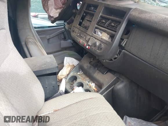 2019 Chevrolet Express Cargo z VIN 1GCWGAFP0K1351293, wystawiony jako IAAI lot #42499545 z przebiegiem Nie podano mil oraz . Historia ofert i sprzedaży dostępna na DreamBid. Obrazek 5.