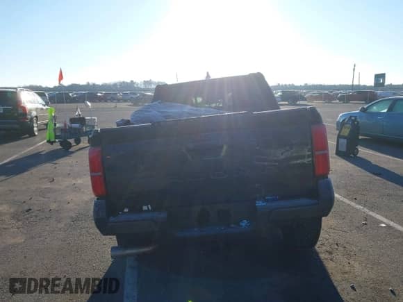 2024 Toyota Tacoma SR5 with VIN 3TMLB5JN3RM028853, listed as a IAAI auction lot 40990601 with 10,095 mi miles and . Bid and sale history available at DreamBid. Image 16.