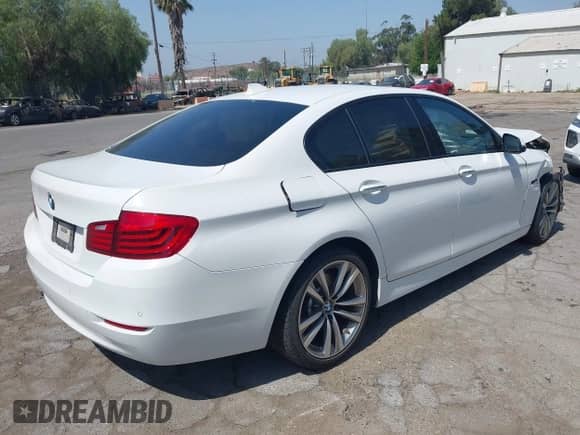 2016 BMW 5 Series 528i z VIN WBA5A5C51GG355202, wystawiony jako IAAI lot #42544015 z przebiegiem 73 133 mil mil oraz . Historia ofert i sprzedaży dostępna na DreamBid. Obrazek 4.