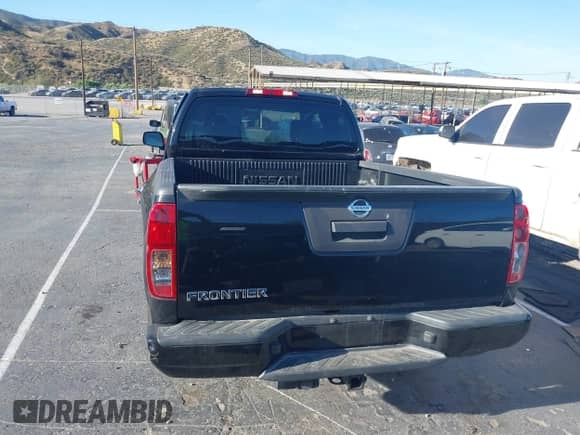 2020 Nissan Frontier S z VIN 1N6ED0CE4LN723338, wystawiony jako IAAI lot #42328157 z przebiegiem 75 042 mil mil oraz . Historia ofert i sprzedaży dostępna na DreamBid. Obrazek 16.