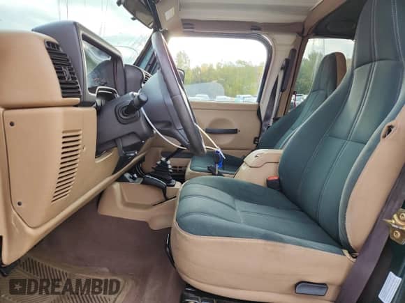 2001 Jeep Wrangler Sahara с VIN 1J4FA59S11P370224, выставлен на аукционе Copart как лот 85285925 с пробегом 87 080 миль миль и Списание • Salvage title. История ставок и продаж доступна на DreamBid. Изображение 7.