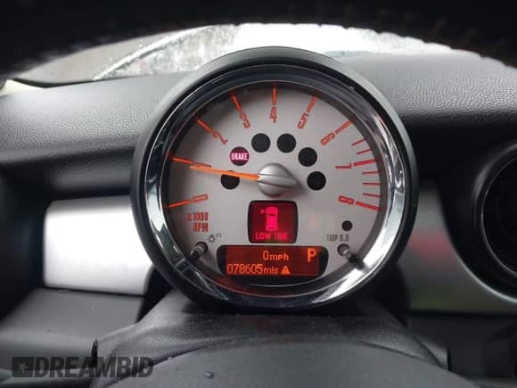 2011 MINI Hardtop S z VIN WMWSV3C51BTY11548, wystawiony jako IAAI lot #43541054 z przebiegiem 78 605 mil mil oraz . Historia ofert i sprzedaży dostępna na DreamBid. Obrazek 7.