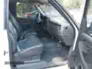 2002 Chevrolet Silverado 1500 z VIN 1GCEC14W42Z273524, wystawiony jako IAAI lot #42784225 z przebiegiem 180 043 mil mil oraz . Historia ofert i sprzedaży dostępna na DreamBid. Obrazek 5.