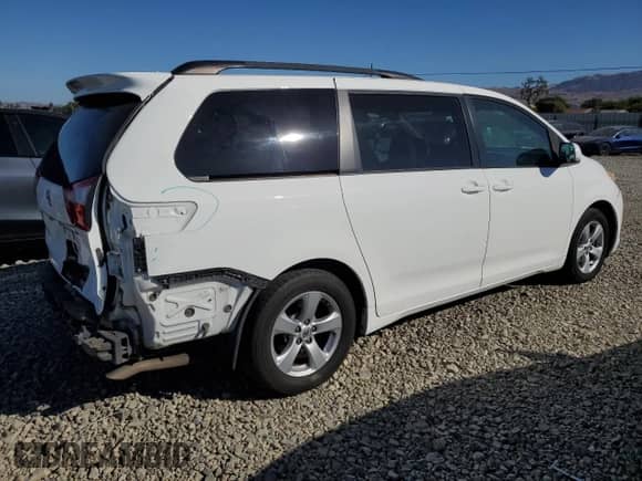 2015 Toyota Sienna LE z VIN 5TDKK3DC9FS534239, wystawiony jako Copart lot #81734285 z przebiegiem 145 385 mil mil oraz Szkoda całkowita • Salvage title. Historia ofert i sprzedaży dostępna na DreamBid. Obrazek 3.
