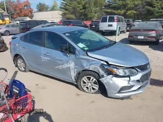 2017 Chevrolet Cruze LS z VIN 1G1BC5SMXH7143160, wystawiony jako IAAI lot #43407230 z przebiegiem 197 700 mil mil oraz . Historia ofert i sprzedaży dostępna na DreamBid. Obrazek 1.