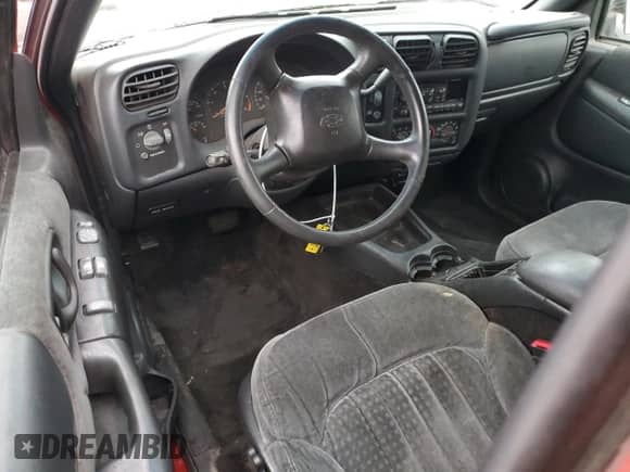 2001 Chevrolet Blazer LS z VIN 1GNCT18WX1K246960, wystawiony jako Copart lot #85066144 z przebiegiem 133 157 mil mil oraz Szkoda całkowita • Salvage title. Historia ofert i sprzedaży dostępna na DreamBid. Obrazek 8.