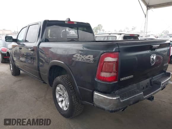 2020 Ram 1500 Laramie z VIN 1C6SRFRT4LN352298, wystawiony jako IAAI lot #42814922 z przebiegiem 59 893 mil mil oraz . Historia ofert i sprzedaży dostępna na DreamBid. Obrazek 3.