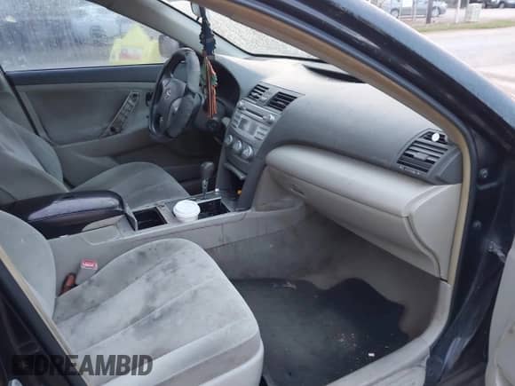 2010 Toyota Camry XLE z VIN 4T1BF3EK9AU509965, wystawiony jako IAAI lot #43388607 z przebiegiem 220 132 mil mil oraz . Historia ofert i sprzedaży dostępna na DreamBid. Obrazek 5.