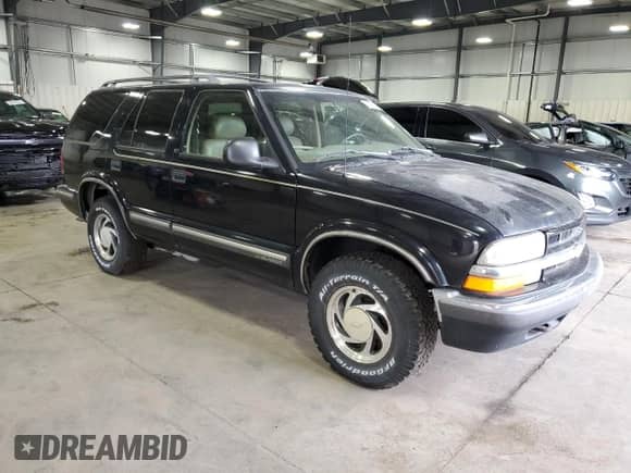 1998 Chevrolet Blazer LT z VIN 1GNDT13W3W2139171, wystawiony jako Copart lot #50983195 z przebiegiem 157 580 mil mil oraz Czysty tytuł • Clean title. Historia ofert i sprzedaży dostępna na DreamBid. Obrazek 4.