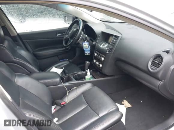 2013 Nissan Maxima SV z VIN 1N4AA5AP3DC844070, wystawiony jako IAAI lot #43450923 z przebiegiem 148 953 mil mil oraz . Historia ofert i sprzedaży dostępna na DreamBid. Obrazek 5.