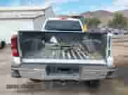 2003 Chevrolet Silverado 2500HD LT z VIN 1GCHK23153F256035, wystawiony jako IAAI lot #43176158 z przebiegiem Nie podano mil oraz . Historia ofert i sprzedaży dostępna na DreamBid. Obrazek 16.