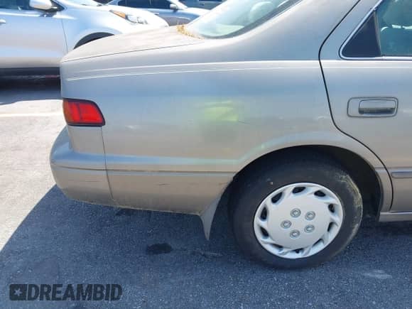 1997 Toyota Camry LE z VIN 4T1BG22KXVU063763, wystawiony jako IAAI lot #42149688 z przebiegiem 221 909 mil mil oraz . Historia ofert i sprzedaży dostępna na DreamBid. Obrazek 12.