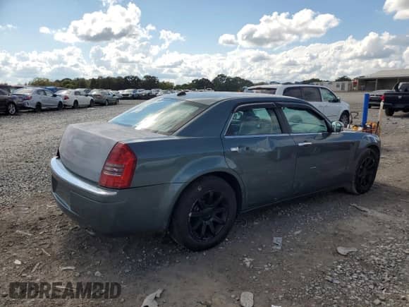 2005 Chrysler 300 C with VIN 2C3JA63H75H106619, listed as a Copart auction lot 84046375 with 231,836 mi miles and Clean title. Bid and sale history available at DreamBid. Image 3.