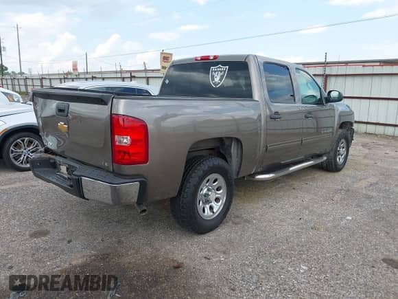 2012 Chevrolet Silverado 1500 LS z VIN 3GCPCREA1CG237415, wystawiony jako IAAI lot #43135420 z przebiegiem 215 687 mil mil oraz . Historia ofert i sprzedaży dostępna na DreamBid. Obrazek 4.