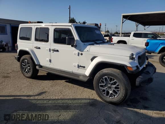 2025 Jeep Wrangler Sahara с VIN 1C4PJXEN9SW609774, выставлен на аукционе Copart как лот 87277845 с пробегом 5 016 миль миль и Списание • Salvage title. История ставок и продаж доступна на DreamBid. Изображение 4.