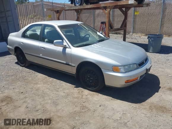 1996 Honda Accord LX z VIN 1HGCD563XTA192561, wystawiony jako IAAI lot #42915033 z przebiegiem 184 789 mil mil oraz . Historia ofert i sprzedaży dostępna na DreamBid. Obrazek 1.