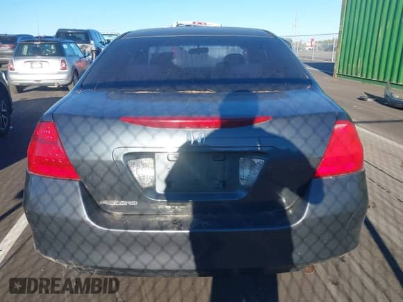 2006 Honda Accord EX z VIN 1HGCM56746A060841, wystawiony jako IAAI lot #43458284 z przebiegiem 173 660 mil mil oraz . Historia ofert i sprzedaży dostępna na DreamBid. Obrazek 16.