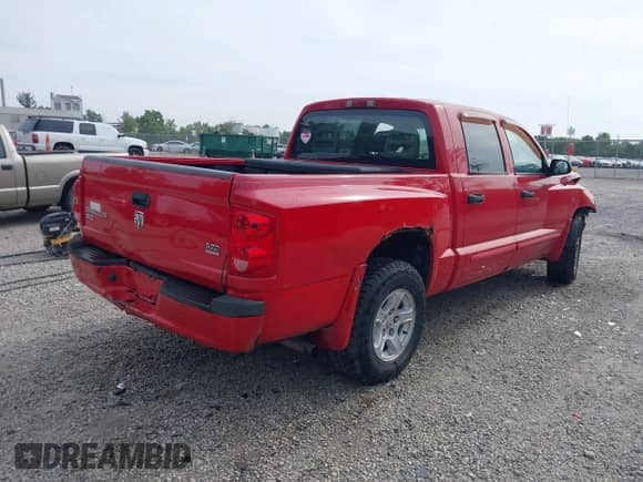 2005 Dodge Dakota SLT z VIN 1D7HE48N95S101910, wystawiony jako IAAI lot #42873247 z przebiegiem 198 794 mil mil oraz . Historia ofert i sprzedaży dostępna na DreamBid. Obrazek 4.