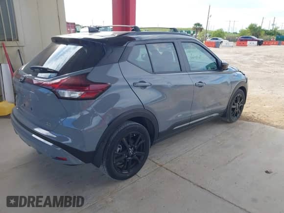 2023 Nissan Kicks SR z VIN 3N1CP5DV6PL521803, wystawiony jako IAAI lot #43279268 z przebiegiem 27 411 mil mil oraz . Historia ofert i sprzedaży dostępna na DreamBid. Obrazek 4.