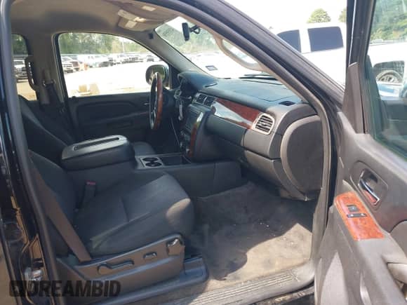 2014 Chevrolet Tahoe LS with VIN 1GNSCAE00ER122849, listed as a IAAI auction lot 42939558 with 186,637 mi miles and . Bid and sale history available at DreamBid. Image 5.