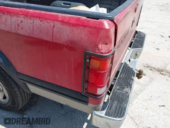 1996 Dodge Dakota z VIN 1B7GL23X3TS523127, wystawiony jako IAAI lot #43101812 z przebiegiem 204 048 mil mil oraz . Historia ofert i sprzedaży dostępna na DreamBid. Obrazek 6.