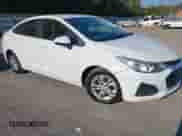2019 Chevrolet Cruze z VIN 1G1BJ5SM2K7104169, wystawiony jako IAAI lot #43272855 z przebiegiem 372 277 mil mil oraz . Historia ofert i sprzedaży dostępna na DreamBid. Obrazek 1.