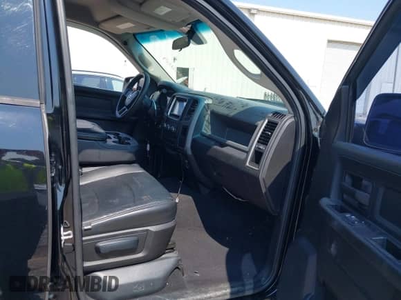 2014 Ram 1500 Express z VIN 1C6RR6FT1ES113671, wystawiony jako IAAI lot #42568741 z przebiegiem 226 832 mil mil oraz . Historia ofert i sprzedaży dostępna na DreamBid. Obrazek 5.