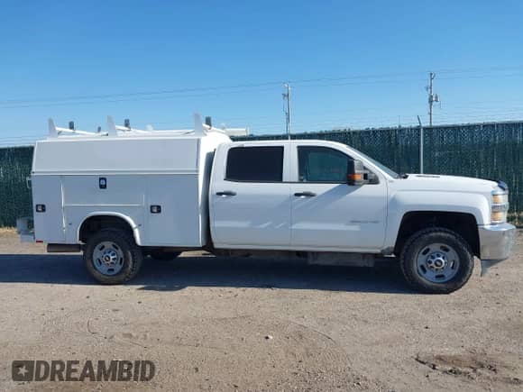 2015 Chevrolet Silverado 2500HD z VIN 1GB1KUE87FF512823, wystawiony jako IAAI lot #40921228 z przebiegiem 265 411 mil mil oraz . Historia ofert i sprzedaży dostępna na DreamBid. Obrazek 12.