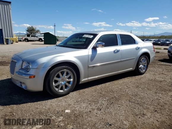 2008 Chrysler 300 C Hemi with VIN 2C3KA63H98H140330, listed as a Copart auction lot 82515925 with 68,300 mi miles and Salvage title. Bid and sale history available at DreamBid. Image 1.