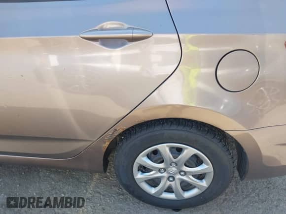 2013 Hyundai Accent GLS z VIN KMHCT4AE2DU317648, wystawiony jako IAAI lot #42934017 z przebiegiem 172 717 mil mil oraz . Historia ofert i sprzedaży dostępna na DreamBid. Obrazek 6.