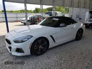 2020 BMW Z4 sDriveM40i z VIN WBAHF9C02LWW41974, wystawiony jako Copart lot #59141645 z przebiegiem Nie podano mil oraz Szkoda całkowita • Salvage title. Historia ofert i sprzedaży dostępna na DreamBid. Obrazek 1.