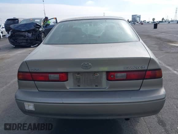 1998 Toyota Camry LE z VIN JT2BG22K5W0120831, wystawiony jako IAAI lot #43273319 z przebiegiem 197 465 mil mil oraz . Historia ofert i sprzedaży dostępna na DreamBid. Obrazek 16.