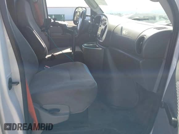 2007 Ford Econoline Cargo Commercial with VIN 1FTNE24W47DA99927, listed as a IAAI auction lot 42643800 with Not provided miles and . Bid and sale history available at DreamBid. Image 5.