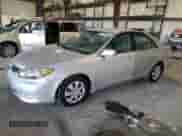 2005 Toyota Camry STD z VIN 4T1BE32K45U082515, wystawiony jako Copart lot #81946085 z przebiegiem 197 856 mil mil oraz Szkoda całkowita • Salvage title. Historia ofert i sprzedaży dostępna na DreamBid. Obrazek 1.