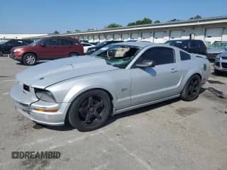 2007 Ford Mustang GT Deluxe z VIN 1ZVFT82H975199885, wystawiony jako Copart lot #69600685 z przebiegiem 151 930 mil mil oraz Szkoda całkowita • Salvage title. Historia ofert i sprzedaży dostępna na DreamBid. Obrazek 1.