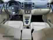 2010 Volkswagen Tiguan SE с VIN WVGBV7AX2AW000641, выставлен на аукционе Copart как лот 65805665 с пробегом 134 584 миль миль и Списание • Salvage title. История ставок и продаж доступна на DreamBid. Изображение 8.