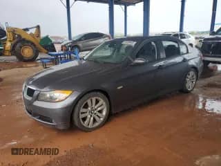 2007 BMW 3 Series 328i z VIN WBAVA33557P140796, wystawiony jako Copart lot #84460645 z przebiegiem 137 045 mil mil oraz Czysty tytuł • Clean title. Historia ofert i sprzedaży dostępna na DreamBid. Obrazek 1.