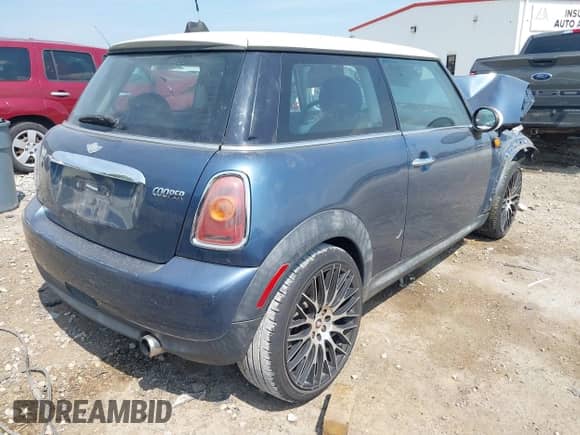 2010 MINI Hardtop с VIN WMWMF3C58ATZ64206, выставлен на аукционе IAAI как лот 43224847 с пробегом 121 463 миль миль и . История ставок и продаж доступна на DreamBid. Изображение 4.