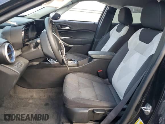 2024 Chevrolet Trax LS с VIN KL77LFE25RC011829, выставлен на аукционе Copart как лот 63186655 с пробегом 37 299 миль миль и Списание • Salvage title. История ставок и продаж доступна на DreamBid. Изображение 7.