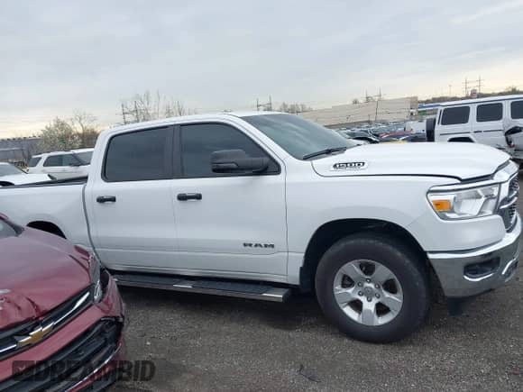 2024 Ram 1500 Big Horn z VIN 1C6SRFFT6RN115065, wystawiony jako IAAI lot #41997639 z przebiegiem 15 453 mil mil oraz . Historia ofert i sprzedaży dostępna na DreamBid. Obrazek 14.