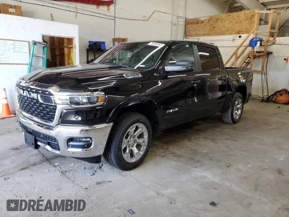 2025 Ram 1500 Big Horn z VIN 1C6RRFFG3SN658588, wystawiony jako Copart lot #70288265 z przebiegiem 4 452 mil mil oraz Szkoda całkowita • Salvage title. Historia ofert i sprzedaży dostępna na DreamBid. Obrazek 1.