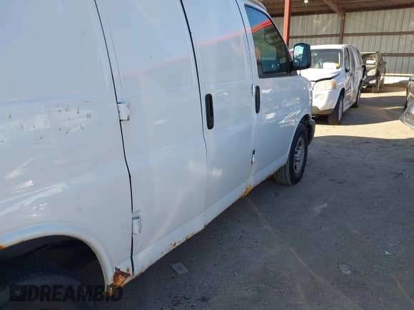 2005 Chevrolet Express Cargo z VIN 1GCFG15X551208054, wystawiony jako IAAI lot #43305665 z przebiegiem 204 379 mil mil oraz . Historia ofert i sprzedaży dostępna na DreamBid. Obrazek 12.
