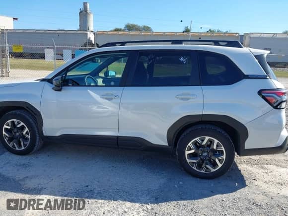 2025 Subaru Forester Premium z VIN JF2SLDDC3SH562282, wystawiony jako IAAI lot #43474098 z przebiegiem 10 590 mil mil oraz . Historia ofert i sprzedaży dostępna na DreamBid. Obrazek 14.