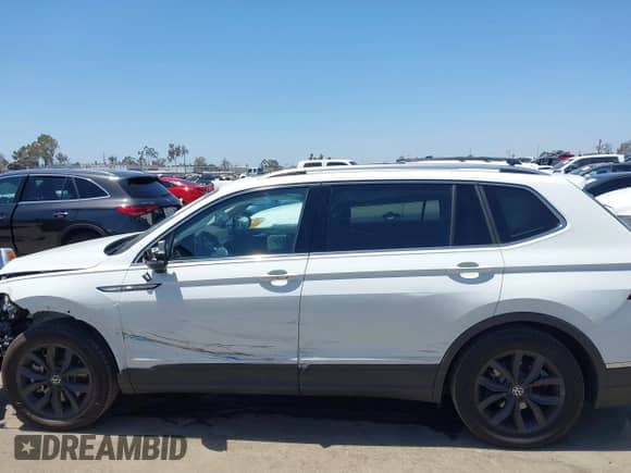 2024 Volkswagen Tiguan SE with VIN 3VVNB7AX4RM198923, listed as a IAAI auction lot 42312597 with 6,827 mi miles and . Bid and sale history available at DreamBid. Image 14.